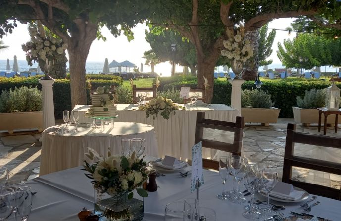 //www.jet2holidays.com/-/media/custom overview images/j2w/elysium/tavern sweetheart table.jpg